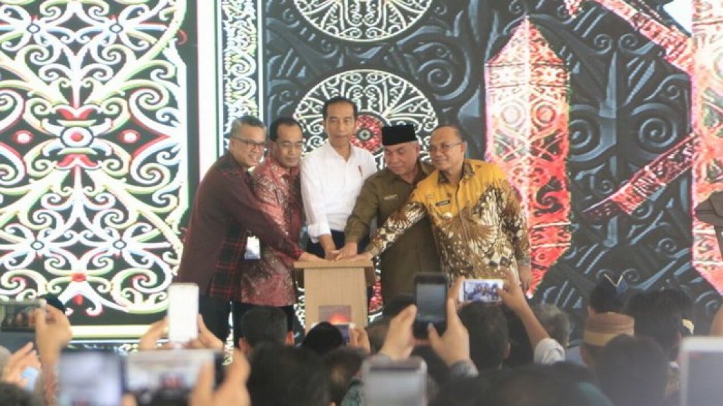 Resmikan Bandara APT Pranoto, Jokowi Perintahkan Menhub Dalam 2 Minggu Ada Penerbangan Ke Jakarta