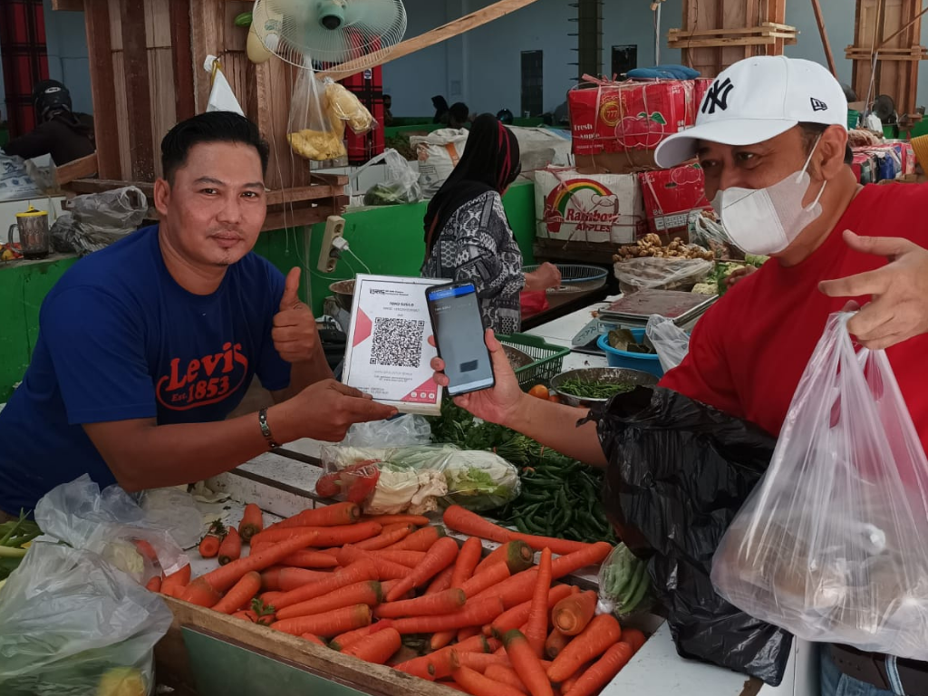 Dinas Perdagangan Berbelanja Menggunakan Aplikasi QRIS di Pasar Merdeka